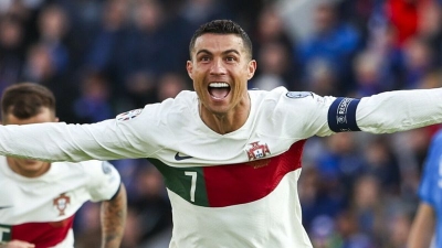 Lịch sử bóng đá gọi tên Cristiano Ronaldo - cầu thủ xuất sắc nhất lịch sử Euro